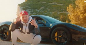 Jul en Ferrari 458 pour le clip « Italia »