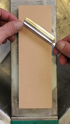 How to Strop a Straight Razor on a Bench Strop. This is a Jende Roo Bench Strop #straightrazorhoning