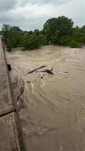 Major flash flooding West Oklahoma City with outflow boundaries, 2 inch precipitatable water values, and congealing storms! Swamped vehicles and raging creeks across Bethany, Yukon and Mustang! #flood #flashflood #flashfloodwatch