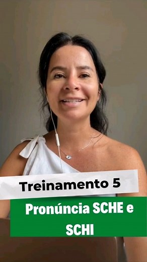 Vou te ensinar agora 23 palavras com a sílaba Sche e SChi em italiano. Lembre-se SCHI do som do S mudo. SSiiiii. E depois che ou chi. A pronuncia da sílabas sche e sChi é a mesma tanto no início da palavra quanto no meio. Vamos praticar agora! Veja abaixo a tradução do vocabulário que eu falo no vídeo Pêssegos Planilha Máscara Isquemia Mesquita Navio de pesca Frescor Esgrima Scheggia Escravo Nojo Coluna Nojento Esmagar Escravo Respingo Pão Italiano Causar nojo Espingarda Sem graça Esclarecer Esp