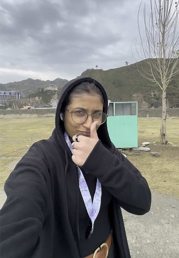 Sorry for fu fu ki awaz.Meray phone ky mic ko koi Dimaghi masla hai.😭 . Follow me for more! . . . . . #reel #capcut #tiktok #faryalashrafff #ajtics #foryou #fun #mountains #snow #malamjabba
