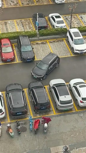 Queuing to enter, not sure which one to look at parking