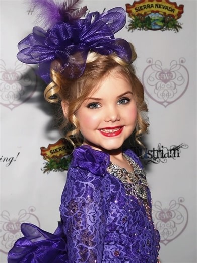 “Real-life Barbie or stolen childhood?” 👧💄 Eden Wood rose to fame at 4 — but was it worth it? 😮📸 Now 17 and launching her own business, she still sparks debate over the cost of growing up in the spotlight. See her transformation in the comments below 👇 | Stories of the Day