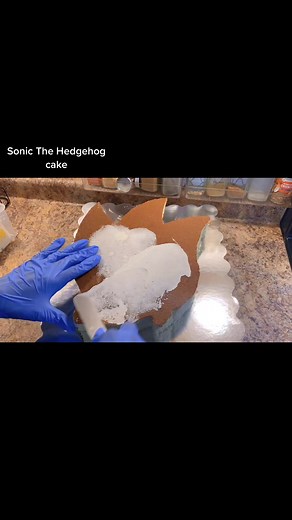 Start to finish cake decorating #sonic#sonicthehedgehog #cake#birthdaycake #kidspartyideas #bluecake #birthday#customcake#cakedecorating #buttercream #soniccake