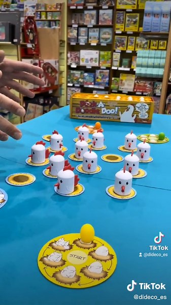 ¡Hoy jugamos con Peek-a-doodle-doo! 🐣🥚🐔 Una vuelta de tuerca a los juegos de memoria, en el que deberás tener controladas a las traviesas gallinas, que han escondido sus huevos por todo el granero. Y una vez recolectados, llega el momento de incubarlos... ¡Corre a por Peek-a-doodle-doo a tu tienda Dideco, o búscalo en nuestra web! @Fat Brain Toys #primerosjuegosdemesa #juegodememoria #juegoseducativos #jugueteseducativos #dideco #vacacionesconniños #regalosparaniños #juguetesdidácticos #juego