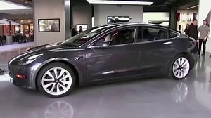 Tesla's margins drop on aggressive discounting, shares fall