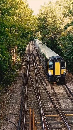 Squeaking into Windsor #swr #southwesternrailway #windsorcastle #trainspotting #class458 #waterloo