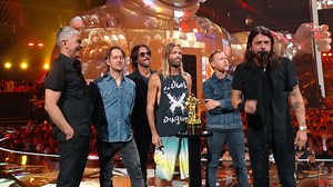 Foo Fighters take home the first ever Global Icon Award! Check out their acceptance speech 👏 | Video Music Awards