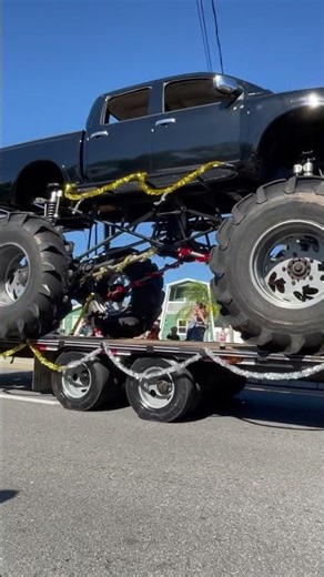 Dropped dually pulling a monster truck #floridamotodad #dually #florida