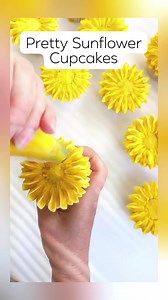 How to pipe sunflower cupcakes using buttercream❤️ #sunflowers #cupcakes #cupcakedecorating #buttercreamflowers | Sahlitte B. Del Valle