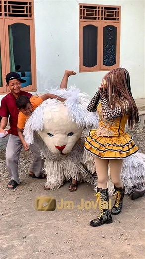 Melky Terjatuh Saat Menaiki Can Macanan
