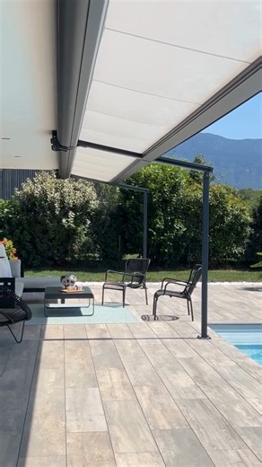La pergola toile Bio PM, c’est l’équilibre parfait entre le store-banne et la pergola aluminium. ➡️ Inclinaison jusqu’à 45° pour une protection solaire optimale ➡️ Toile rétractable pour maîtriser totalement l’ombre et la lumière ➡️ Structure aluminium : durable, élégante, intemporelle Personnalisable, accessoirisable et pensée pour s’adapter à tous les styles d’habitat… La Bio PM transforme votre terrasse en un espace de bien-être où il fait bon profiter plus longtemps, même entre saisons. ☀️🍃