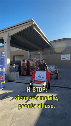 Kee Safety Solutions on Instagram: "Sembra un semplice carrello, ma è una soluzione intelligente per la protezione temporanea delle aree pedonalizzate. 🚧H-STOP impedisce l’accesso ai veicoli non autorizzati ed è rapido da installare, facile da gestire anche in situazioni di emergenza. Grazie alle configurazioni permeabili, garantisce vie di fuga sempre accessibili, mentre il sistema frenante protetto ne consente l’utilizzo senza presidio continuo. 👉 Scopri H-STOP e contatta Kee Srl per una sol