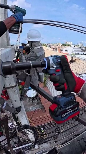 😱 How Linemen Install High-Voltage Power Lines at Extreme Heights