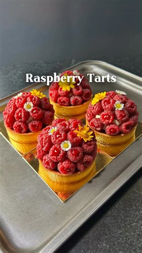 CCLovesCooking on Instagram: "วันนี้พาทุกคนมาทำ Raspberry Tarts กันครับ ครั้งนี้ลองใช้สูตรแป้งทาร์ตที่ใช้อัลมอนด์ผง รู้สึกทำงานยากกว่าปกติเล็กน้อย มีความเหนียวและนิ่มเร็วกว่าสูตรที่ใช้แป้งอย่างเดียว ตัวทาร์ตมีองค์ประกอบแต่ละชั้นตามนี้ - Sweet Shortcrust Pastry - Almond Cream - Baked Raspberries - Raspberry Jam - Whipped Vanilla Ganache - Fresh Raspberries - Raspberry Fluid Gel ————————— แปะสูตรแป้งทาร์ตที่คอมเม้นนะครับ #tart #tarts #tartelette #tartelettes #ทาร์ต"