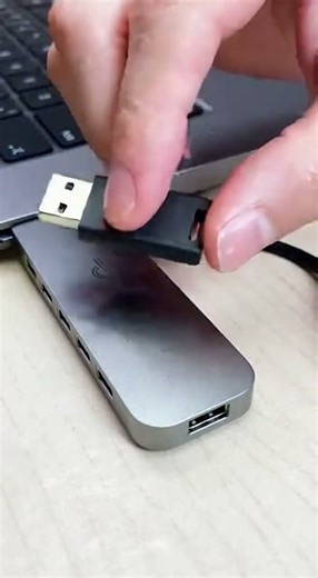 多功能USB扩展器解决接口不足难题#好物分享 #USB扩展器 #办公神器 #多设备连接 #便携挂扣 #金属质感 #数字摄影 #现代办公