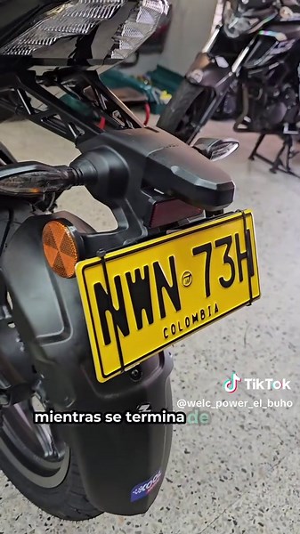 🔥 ¡NS200 2.0 al estilo Welc Power! En el video de hoy te mostramos cómo esta NS quedó más facha y más protegida que nunca 😎🏍️ 🔧 Le instalamos: ✅ Protector de radiador ✅ Stompgrips para cuidar el tanque y dar mejor agarre ✅ Espejos tipo alerón con toda la pinta 🦅 ✅ Porta placas sin perforar, manteniendo el diseño original ✅ Sliders de eje delantero y trasero para cuidar hasta el último detalle ¿Te gustaría algo así para tu moto? 📍 Visítanos en Medellín: Calle 44 #79 -27 📦 Envíos a todo Col