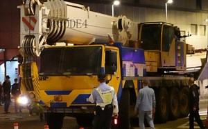 澳门救援侧翻博浪涛登高车的利勃海尔吊车在交警互送下返回