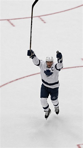 Wayne Gretzky breaks the NHL’s all-time goal scoring record