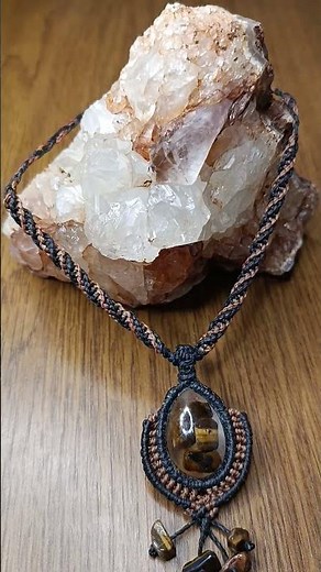 Como hacer un collar facil en macramé. https://youtu.be/f8hoBJ4tDqs?si=VG6xcCV6PU2yqEHW