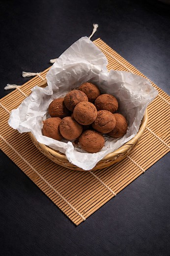 Day 13 of Dessert Ariund the World! Hari ini ke Brazil! 🇧🇷 Resep Brigadiero - Susu kental manis 150ml - Mentega 1 sdm - Bubuk coklat 1 1/5 sdm Kalau kamu suka permen coklat, ini cocok! #brigadeiro #creatorsearchinsights
