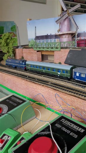 The winter 1963 Holland-Scandinavian Express leaves Amsterdam for Hengelo. #hoscaletrains #hobby