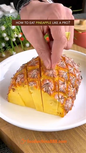 150K views · 1.3K reactions | How to eat pineapple like a pro? #pineapple #fruit #lifehack #recipe #chinesefood | foodiechina888 | Facebook