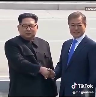 🇰🇵🇰🇷 ¡Histórico apretón de manos entre Corea del Norte y Corea del Sur!Kim Jong-un rompió el protocolo, invitó al presidente surcoreano a cruzar la línea de demarcación y, tras una breve vacilación, lo tomó de la mano para pasar juntos al otro lado. Un gesto que habla más que mil discursos: diálogo, unidad y voluntad de paz.