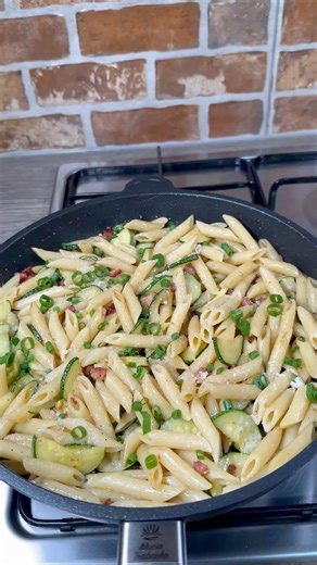 Makaron z cukinią, boczkiem i parmezanem - prosty, szybki i tak dobry, że trudno przestać jeść. Idealny pomysł na obiad! Składniki: * 200 g makaronu penne * 1 średnia cukinia * 160 g wędzonego boczku (pokrojonego w kostkę) * 2 łyżki oliwy * 2 ząbki czosnku * 40 g parmezanu (starty) * sól i świeżo mielony pieprz * opcjonalnie: natka pietruszki do posypania lub szczypiorku #foryou #pasta #pastalover #makaron #obiad #cukinia #kolacja #boczek #pysznosci #pomysłnaobiad #kuchnia #dlaciebie #jedzenie #