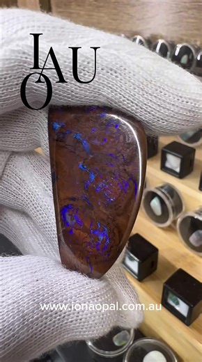 Boulder opal 😍 Uniquely stunning, each piece a one-of-a-kind symphony of colour shaped by nature over millennia. 🌈 Do you like this one? And how do you think I should I set it? #IonaOpalAustralia #BoulderOpal #AustralianOpal #UniqueGemstones #OpalLovers