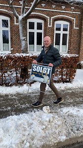 💥SOLGT MED SOLGT PÅ 💥 Hvis du kører igennem Jels, kan du nu give Alfred et solidt vink tilbage. Han er nemlig at finde på vinduesfacaden på det Solgt skilt, der tilhører adressen Jels Vestergade 6 💪🏠 Skal du Alfred sælge din ejendom? 💭🏠 Kontakt os allerede i dag på 📞74 54 24 84 eller 📧609@edc.dk og få en gratis vurdering af din ejendom. Du kan også booke en vurdering igennem linket 🔗https://shorturl.at/gs256 | EDC Grosbøl