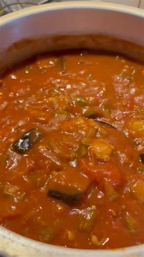 小学生の時ディズニーで食べた、ガンボスープを作ってみました！いつかの寒い冬に食べた記憶があって懐かしくて作りました🌟😌蘇る…トマトベースにオクラやピーマン、パプリカの風味と食感、バターのコクもあって温まる。美味しい✨#りいな飯 #あの頃