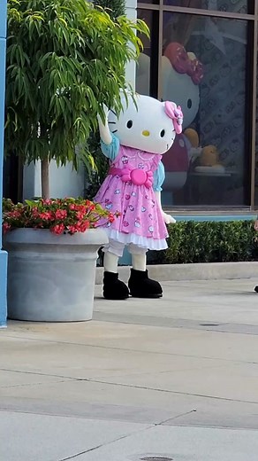 Exploring the Hello Kitty Store at Universal Studios Orlando