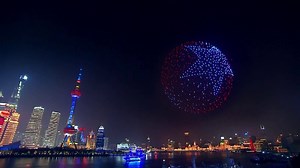 😯 Un impressionnant spectacle de drones a animé le Nouvel An à Shanghai Plus de 2000 engins ont décollé et se sont illuminés dans le ciel en prenant des formes diverses ⤵ | BFMTV