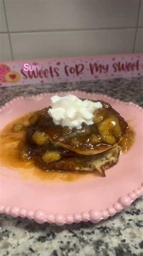 Let’s make Banana Foster Pancakes 🍌🥞 Tik Tok glitched on me while I was recording and deleted footage so here is the full recipe ⬇️ Complete pancake mix 1 1/2 bananas 1 stick of butter 1 cup of brown sugar 1 tsp of vanilla extract #banana #pancakes #bananafosterpancakes #brunch #breakfast #sundaymorning #pinkaesthetic #pinkkitchen #girlythings #girlydecor #foodtok