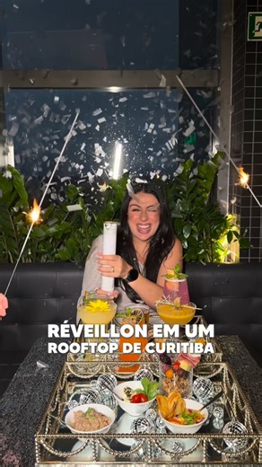 O Que Fazer Curitiba on Instagram: "Réveillon no topo da cidade, com uma vista de tirar o fôlego ✨ O @gardsrooftop vai receber apenas 150 convidados para a virada do ano mais charmosa de Curitiba, com vista 360º, alta gastronomia, open bar premium e um line-up de DJs em um dos cenários mais desejados da cidade! A experiência acontece no dia 31 de dezembro, das 21h30 às 02h, com menu volante assinado pela chef Chay Zancan e coquetelaria autoral do bartender Lukinhas Siqueira. 💵 Valores com taxa: