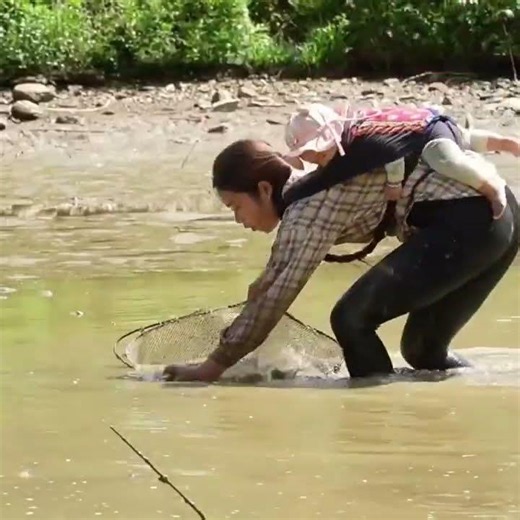 After 10 Years, the Fish Pond Is Harvested – Everyone Is Shocked by the Enormous Fish!