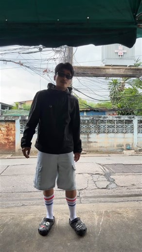 Bas_Review on Instagram: "￼CROCS Classic Clog รองเท้าลำลองผู้ใหญ่ #outfit #fitcheck #ootd #crocs #style"