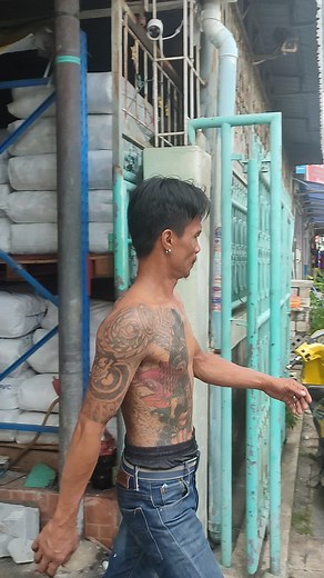 Urban Logistics: Loading Cardboard Boxes in the City