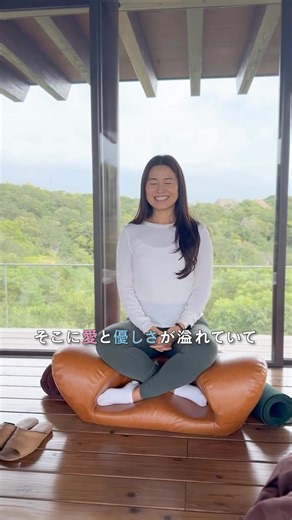 日本に帰るたびに訪れるサロンで、 思い出した言葉。 “how you do anything is how you do everything.” 小さな行動の中に、その人の生き方が出る。 タオルを置く手つきにも、 お茶を淹れる所作にも。。。 Yukiさんのサロン @kogao_beautylian へのどこでもドアが、切実に欲しい〜〜！🇯🇵🚪🇲🇽 「“ただやるだけの日々”を変える意識の力」 続きの音声こちらです⏬ https://voicy.jp/channel/2280/7187782 | Wellness To Go by Arisa, ウェルネス To Go