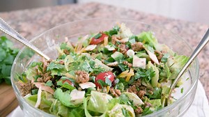 5.8K views · 45 reactions | Healthy Taco Salad with ground turkey, black beans, avocado, and Greek yogurt salsa dressing. An easy, delicious, low-carb recipe. RECIPE: https://www.wellplated.com/skinny-taco-salad/ | Well Plated | Facebook