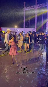 Chequen como bailan entre puro Lodo aquí en Cañada Grande, San Luis Potosi, Mexico con mis amigazos de Conjunto Bravo de Marcelo vega-Oficial en la Boda de Sol & Francisco, Ni la lluvia 🌧️ detuvo a la gente se puso muy bueno 😉 Y arriba la Zona Media de mi San Luis Potosí 😍🇲🇽 Y nosotros como todos unos Profesionales aguantamos hasta lo último 🫡👏 Y Como Siempre Oscar Producciónes Presente en los Mejores Eventos!!! #purooscarproducciones #SiemprePresenteEnLosMejoresEventos #lamerapaipa #Imit