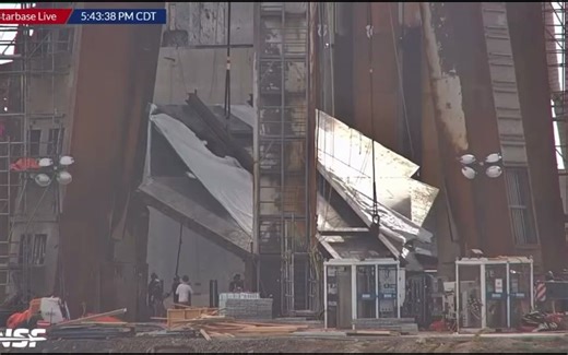 星舰轨道发射塔安装水冷钢板过程