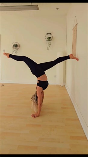 🤸‍♀️ Yoga Handstand Challenge ❤️ #handstand #splits #yogachallenge