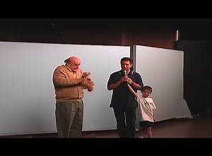 Ray introduces Peter Boyle to the studio audience. Peter would often come out carrying something random as a "gift" for Raymond. Offscreen, Peter was nothing like his Frank character. Ray would also bring one of his kids out on stage for the introduction of cast. SHOP HERE! ELR360SHOP.COM #EverybodyLovesRaymond #PeterBoyle #rayromano | Everybody Loves Raymond 360