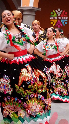 #Puebla, "Bailando con la Típica" con el con el Ballet Folklórico Buap-Ccu y La Orquesta Típica del Estado de Puebla desde la Casa de la Cultura de Puebla.¡Muchas Felicidades! 🎊🎈Así se Vive el #Folklore | Vive el Folklore