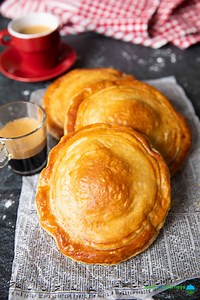 Rustico Leccese (Tomato and Mozzarella Pastry)