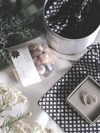 Fil et bijou on Instagram: "RISETTEさんでの企画展 - 編 灯 - 毎年恒例のコラボギフトセットについて フィルエ藏藤よりご案内します🎄 《 2025 Winter Gift Set 》 2020年よりリゼットさんと始めたギフトセット企画は、今年で6回目！ 毎年ご予約いただく方も多く、私たちもわくわくしながら夏頃から何をお届けしようかと練り、あたためてきました。 今年も限定数ではありますが、 30セットをご用意致します🎄 ご予約は来週金曜日より。事前に承ります。 ＊セット内容 ◯ブローチ ◯キャニスター ◯巾着(同柄大小2サイズのセット) ◯クッキー詰め合せ 巾着でお包みして、お届け(お渡し)いたします。 ＊お値段 ¥13,200 (税別¥12,000) ＊ご予約期間 11／14(金) 11：00〜 無くなり次第終了 ＊お渡し時期 店頭受け取り：11／29(土)11:00〜 ご配送：11／29(土)発送〜 ＊お渡し場所 RISETTE (長野市東町146-1) ※新小路cafeさんの近くです ＊ご予約方法 リゼット店頭