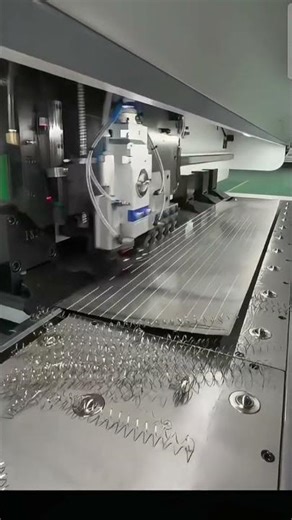 Live demo of the intelligent planer-cutter all-in-one machine