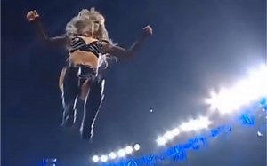 WWE经典瞬间 丽芙摩根爆桌莱西埃文斯 #WWE#丽芙摩根#Liv Morgan#世界摔角娱乐